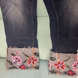 Driftwood Jeans - Colette Style - Size 30. Beautiful Floral Embroidery